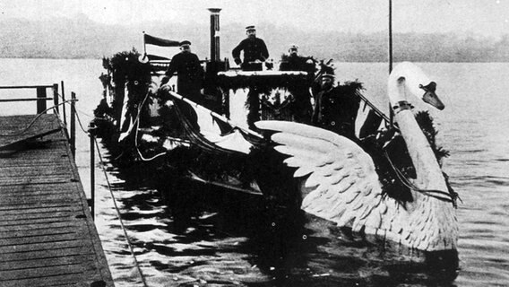 Ein Schwanenboot auf der Hamburger Alster (1888). © Hamburger Hochbahn AG 