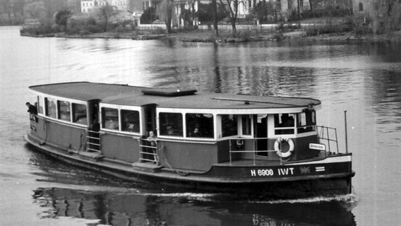 Das Hamburger Alsterschiff "Ammersbek" mit Tarnanstrich während des Zweiten Weltkrieges. © Hamburger Hochbahn AG 
