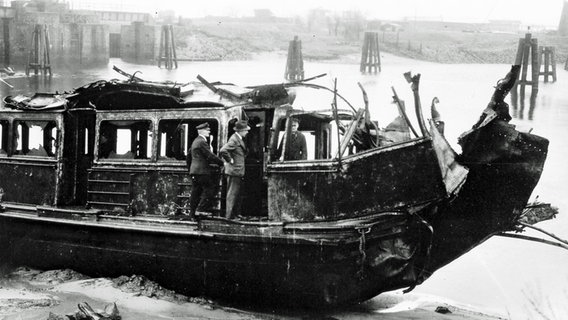 Ein im Zweiten Weltkrieg zerstörter Alsterdampfer in Hamburg. © Hamburger Hochbahn AG 