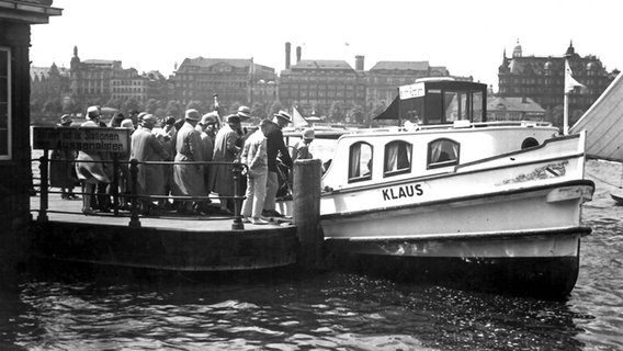 Fahrgäste gehen auf das Alsterschiff "Klaus" (um 1920). © Hamburger Hochbahn AG 