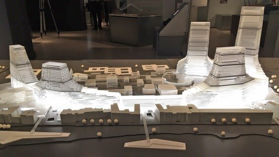 Modell des geplanten Alsterzentrums an der Hamburger Außenalster in einer Ausstellung im Museum für Hamburgoische Geschichte. © NDR Foto: Dirk Hempel