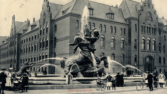 Der Altonaer Stuhlmannbrunnen mit dem dahinter gelegenen Eisenbahndirektion um das Jahr 1910. © Altonaer Stadtarchiv e.V. 