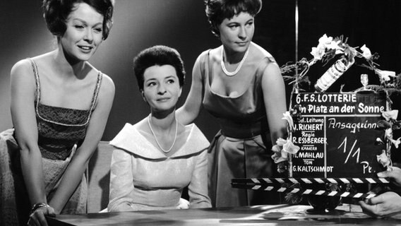 Die drei Fernsehansagerinnen Ursula von Manescul, Irene Koss und Dagmar Bergmeister auf einem Schwarz-Weiß-Bild von 1961. © picture-alliance / dpa Foto: Georg Spring