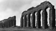 Das italienische Aquädukt "Aqua Claudia" auf einer Aufnahme um 1930. © picture-alliance / akg-images 