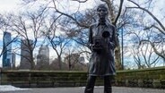 Eine Bronzestatue der britischen Konzeptkünstlerin Gillian Wearing steht im August 2022 zu Ehren der verstorbenen Fotografin Diane Arbus im Central Park in New York City. © picture alliance / ZUMAPRESS.com Foto: Debra L. Rothenberg