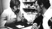 Ein Arzt und ein patient in den 1980er-Jahren im Gespräch. © picture alliance / Presse-Bild-Poss Foto: Oscar Poss