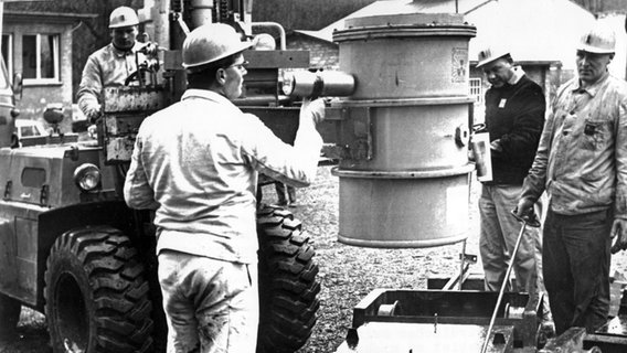 Arbeiter transportieren am 04.04.1967 die ersten Fässer mit radioaktivem Atommüll in das ehemalige Salzbergwerk "Asse II" in Remlingen nahe Wolfenbüttel in Niedersachsen.  