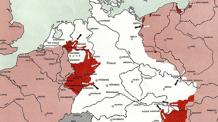Ausschnitt der Europa-Karte vom 1. April 1945 aus dem "Atlas of the World Battle Fronts in Semimonthly Phases" des United States War Department, 1945, der die Gebietslage in zweiwöchigen Abständen dokumentiert. © This image is a work of a U.S. Army soldier or employee, taken or made as part of that person's official duties. As a work of the U.S. federal government, the image is in the public domain. Foto: United States War Department, General Staff 1945