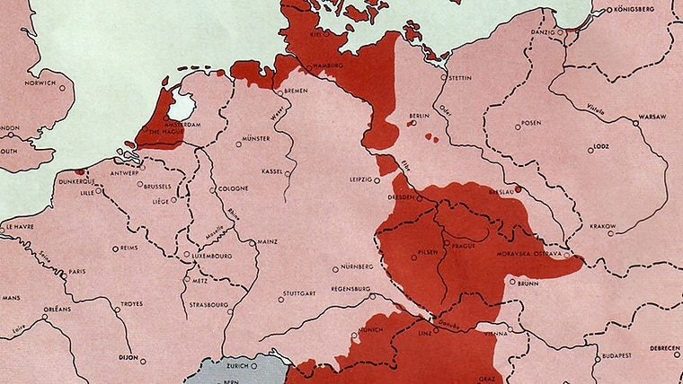 Ausschnitt der Europa-Karte vom 15. Mai 1945 aus dem "Atlas of the World Battle Fronts in Semimonthly Phases" des United States War Department, 1945, der die Gebietslage in zweiwöchigen Abständen dokumentiert. © This image is a work of a U.S. Army soldier or employee, taken or made as part of that person's official duties. As a work of the U.S. federal government, the image is in the public domain. Foto: United States War Department, General Staff 1945