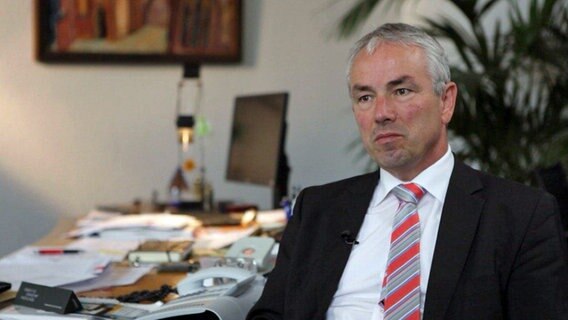 Auch in Wismar fanden die Gründer des Neuen Forums Unterstützer - unter anderem Pfarrer Manfred Harloff und den heutigen Bürgermeister Thomas Beyer. Auch in Wismar fanden die Gründer des Neuen Forums Unterstützer - unter anderem Pfarrer Manfred Harloff und den heutigen Bürgermeister Thomas Beyer. © NDR