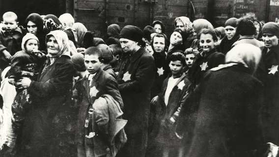 Ankunft ungarischer jüdischer Frauen und Kinder an der Bahnrampe in Auschwitz im Juni 1944. © picture alliance / akg-images Foto: akg-images