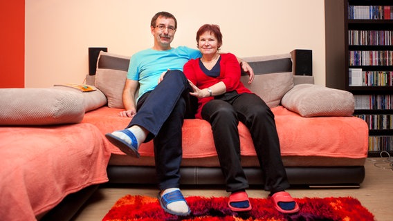 Die Fremdenführer Halina und Wieslaw Świderski sitzen auf ihrem Sofa im polnischen Oświęcim. © NDR Foto: Christian Spielmann