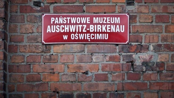 Ein polnisches Hinweisschild der KZ Gedenkstätte Auschwitz-Birkenau © NDR Foto: Christian Spielmann