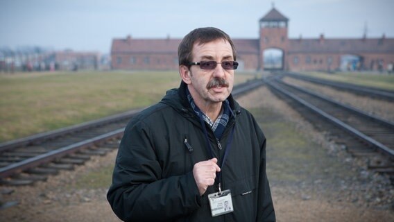 Der Fremdenführer Wieslaw Świderski in der Gedenkstätte Auschwitz-Birkenau. © NDR.de Foto: Christian Spielmann