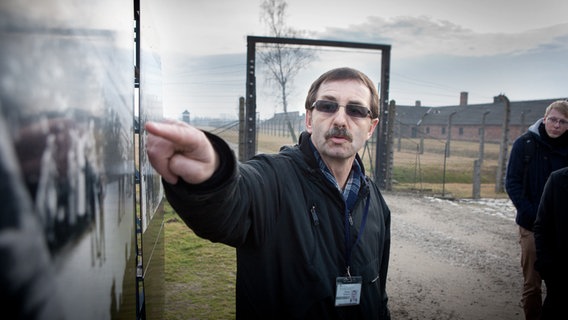 Der Fremdenführer Wieslaw Świderski in der Gedenkstätte Auschwitz-Birkenau © NDR.de Foto: Christian Spielmann