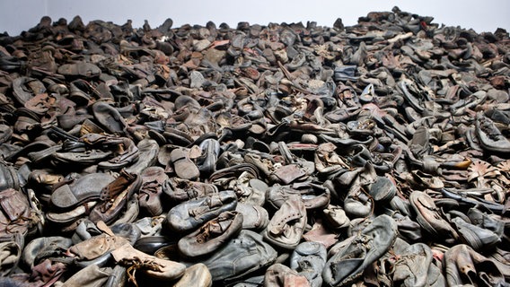 Berge von Kinderschuhen in der KZ-Gedenkstätte Auschwitz © NDR.de Foto: Christian Spielmann