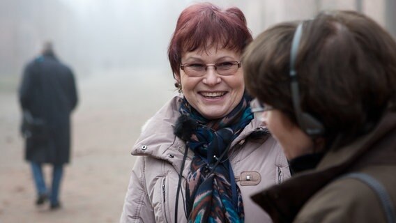 Die Fremdenführerin Halina Świderska freut sich über das Interesse einer deutschen Besuchergruppe in der Gedenkstätte Auschwitz-Birkenau © NDR.de Foto: Christian Spielmann