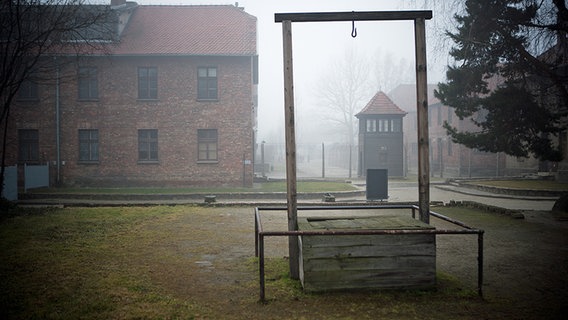Galgen auf dem Gelände des Stammlagers Auschwitz © NDR Foto: Christian Spielmann