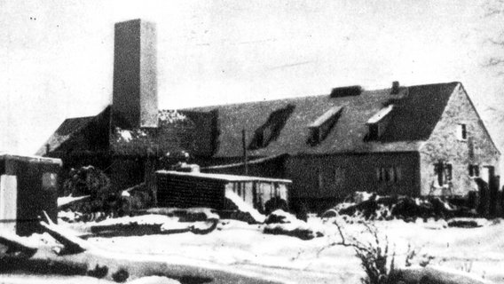 Das Krematorium II in Auschwitz-Birkenau, kurz bevor es im Winter 1942 in Betrieb genommen wurde. © picture-alliance / United Archiv 