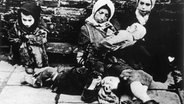 Jüdische Kinder und ein Baby im Ghetto Theresienstadt vor ihrer Deportation nach Auschwitz - Aufnahme vermutlich von 1943. © picture-alliance / Mary Evans Picture Library/WEIMA 