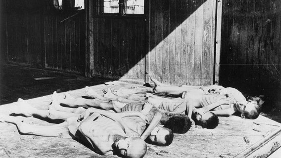 Leichname völlig ausgemergelter Menschen liegen auf dem Boden einer Baracke in Auschwitz - Aufnahme von kurz nach der Befreiung im Januar 1945. © picture alliance / akg-images 
