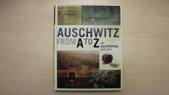 Cover des Buches "Auschwitz from A to Z" von Piotr M.A. Cywiński, Jacek Lachendro und Piotr Setkiewicz  Foto: Oliver Diedrich
