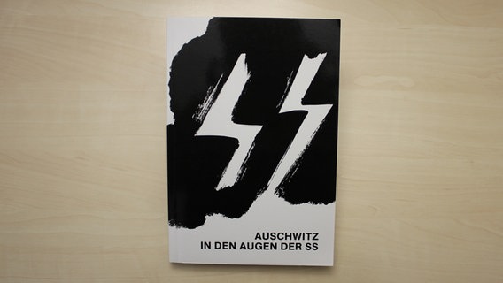Cover des Buches "Auschwitz in den Augen der SS", herausgegeben vom Staatlichen Museum Auschwitz Birkenau  Foto: Oliver Diedrich