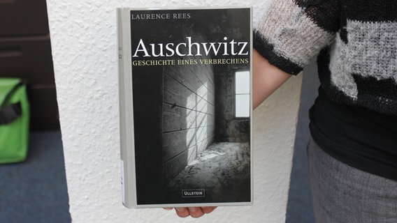 Cover des Buches "Auschwitz. Geschichte eines Verbrechens" von Laurence Rees  Foto: Oliver Diedrich