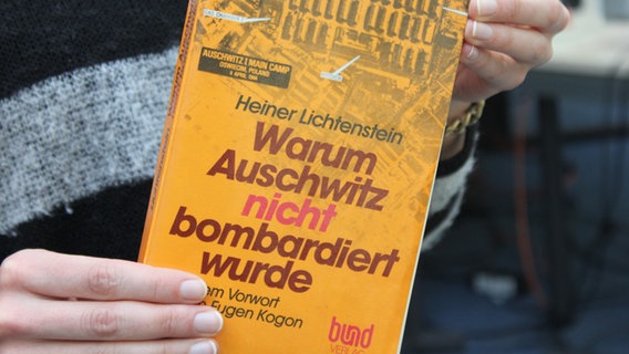 Cover des Buches "Warum Auschwitz nicht bombardiert wurde" von Heiner Lichtenstein  Foto: Oliver Diedrich