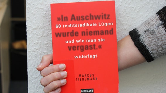 Cover des Buches "'In Auschwitz wurde niemand vergast.' 60 rechtsradikale Lügen und wie man sie widerlegt"  Foto: Oliver Diedrich