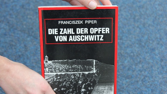 Cover des Buches "Die Zahl der Opfer von Auschwitz" von Franciszek Piper  Foto: Oliver Diedrich