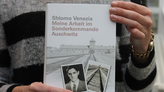 Cover des Buches "Meine Arbeit im Sonderkommando Auschwitz" von Shlomo Venezia  Foto: Oliver Diedrich