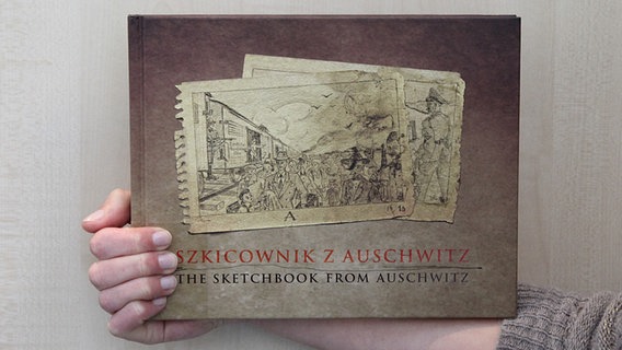 Das Buch "The Sketchbook from Auschwitz" wird vor die Kamera gehalten  Foto: Oliver Diedrich