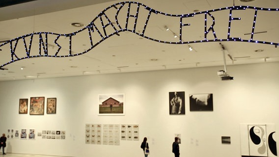 Der Schriftzug "Kunst macht frei" ist in der Auschwitz-Ausstellung "Niemand zeugt für den Zeugen" in Krakau zu sehen. © NDR Foto: Judith Pape