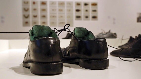 Schuhe stehen in der Holocaust-Ausstellung "Niemand zeugt für den Zeugen" in einem Museum in Krakau. © NDR Foto: Judith Pape