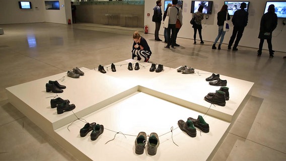 Schuhe stehen in der Holocaust-Ausstellung "Niemand zeugt für den Zeugen" in einem Museum in Krakau. © NDR Foto: Judith Pape