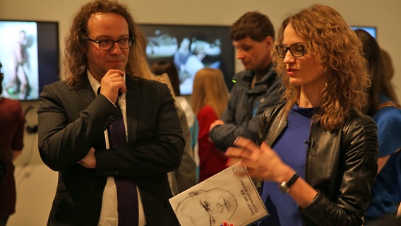 Die Kuratoren, Jürgen Kaumkötter und Delfina Jalowik, stellen die Ausstellung in Krakau vor. © NDR Foto: Judith Pape