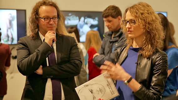 Die Kuratoren, Jürgen Kaumkötter und Delfina Jalowik, stellen die Ausstellung in Krakau vor. © NDR Foto: Judith Pape