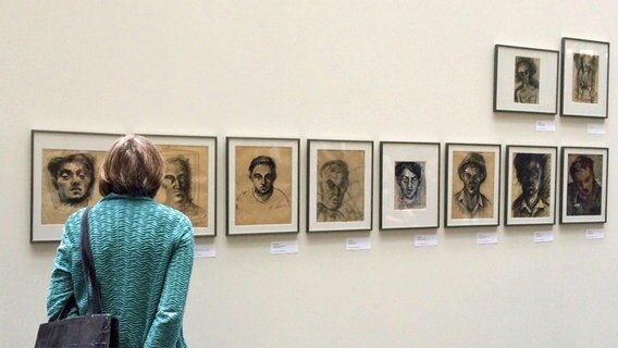 Eine Besucherin betrachtet Bilder von Yehuda Bacon in einer Ausstellung in Berlin © NDR.de Foto: Carolin Fromm