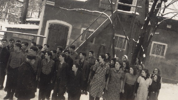 Appell in einem Auswanderungs-Vorbereitungslager für junge Juden in Ahrensdorf 1940. Vorne rechts steht Esther Bejarano, geb. Loewy © "Esther Bejarano: Erinnerungen", Laika Verlag, Hamburg 