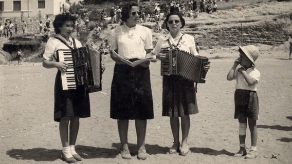 Esther Bejarano, geb. Loewy, (l.) als Akkordeonistin 1946 im Kindergarten in Ramat Gan, Palästina © "Esther Bejarano: Erinnerungen", Laika Verlag, Hamburg 