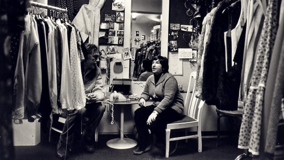 Esther Bejarano spricht 1981 in ihrer Boutique in Hamburg mit dem Journalisten Günther Schwarberg © "Esther Bejarano: Erinnerungen", Laika Verlag, Hamburg 