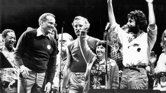 Esther Bejarano 1982 beim Konzert "Künstler für den Frieden" auf einer Bühne mit Harry Belafonte (v.l.), Hannes Wader und André Heller © "Esther Bejarano: Erinnerungen", Laika Verlag, Hamburg 