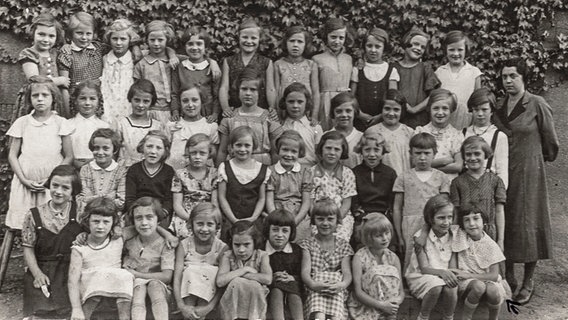 Klassenfoto der Schulklasse von Esther Bejarano, geb. Loewy (erste Reihe rechts), Anfang der 1930er-Jahre in Saarbrücken © "Esther Bejarano: Erinnerungen", Laika Verlag, Hamburg 