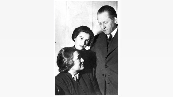 Esther Bejarano, geb. Loewy, 1939 mit ihren Eltern Margarethe und Rudolf © "Esther Bejarano: Erinnerungen", Laika Verlag, Hamburg 