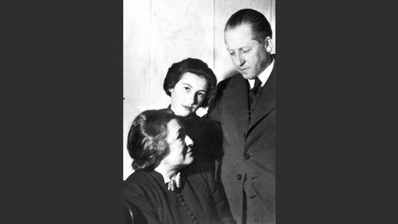 Esther Bejarano, geb. Loewy, 1939 mit ihren Eltern Margarethe und Rudolf © "Esther Bejarano: Erinnerungen", Laika Verlag, Hamburg 