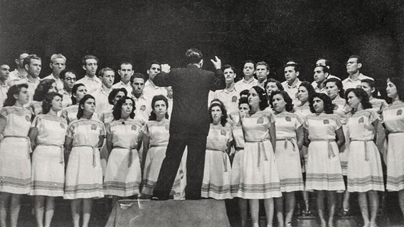 Auftritt des Ron-Chores in Prag 1947. In der ersten Reihe rechts neben dem Dirigenten steht Esther Bejarano, geb. Loewy. © "Esther Bejarano: Erinnerungen", Laika Verlag, Hamburg 