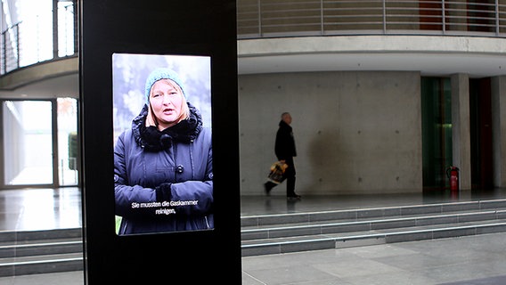 Die Ausstellung "Der Tod hat nicht das letzte Wort" im Paul-Löbe-Haus des Deutschen Bundestages © NDR Foto: Judith Pape