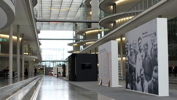 Die Ausstellung "Der Tod hat nicht das letzte Wort" im Paul-Löbe-Haus des Deutschen Bundestages © NDR Foto: Judith Pape