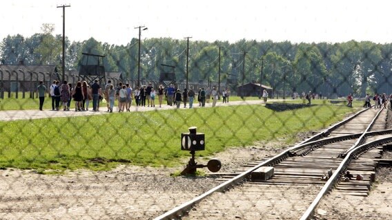 Besucher in Birkenau © NDR Foto: Carolin Fromm/Mairena Torres